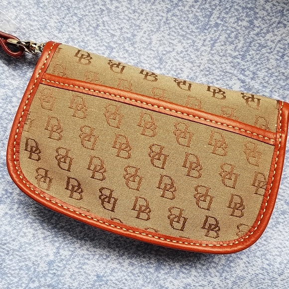 NWT Dooney and Bourke Wristlet - Picture 2 of 8